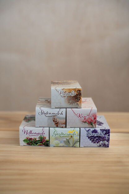 Honig­seife mit Pflanzen­öl in den Sorten Propolis, Lavendel, Stutenmilch und Rose