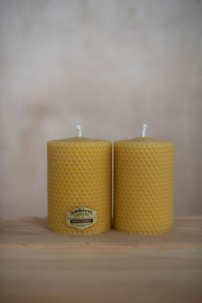 Gerollte Bienenwachskerze, Höhe 10 cm, Durchmesser 6 cm