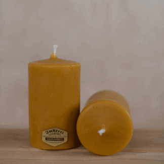 Gegossene Bienenwachskerze - Höhe ca. 11,5 cm, Durchmesser ca. 7,5 cm