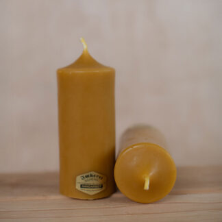 Gegossene Bienenwachskerze - Höhe 14,5 cm, Durchmesser 6,5 cm