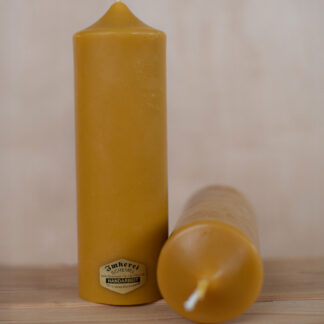 Gegossene Bienenwachskerze - Höhe 20 cm, Durchmesser 6,5 cm