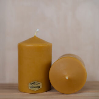 Gegossene Bienenwachskerze - Höhe 13 cm, Durchmesser 9,5 cm