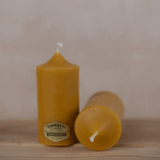 Gegossene Bienenwachskerze - Höhe 9,5 cm, Durchmesser 5,5 cm