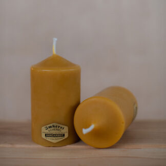 Gegossene Bienenwachskerze - Höhe 9,5 cm, Durchmesser 6 cm