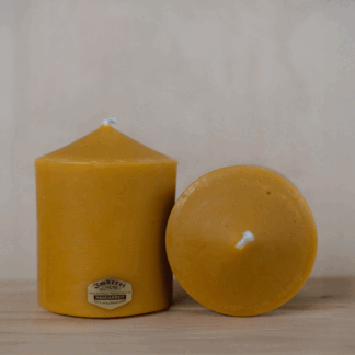 Gegossene Bienenwachskerze - Höhe ca. 12,5cm, Durchmesser ca. 12 cm