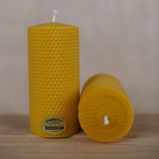 Gerollte Bienenwachskerze, Höhe 15 cm, Durchmesser 7 cm