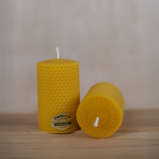 Gerollte Bienenwachskerze, Höhe 10 cm, Durchmesser 7 cm