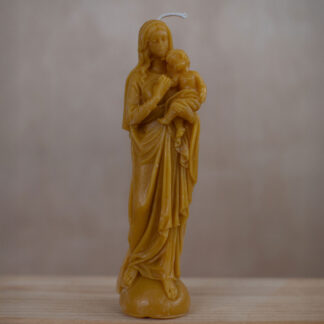 Maria und Kind groß auf rundem Sockel