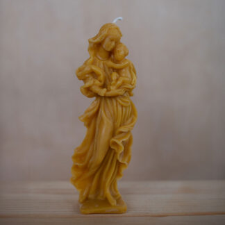 Maria und Kind groß auf rechteckigem Sockel