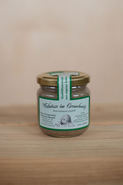 Walnüsse im Cremehonig
